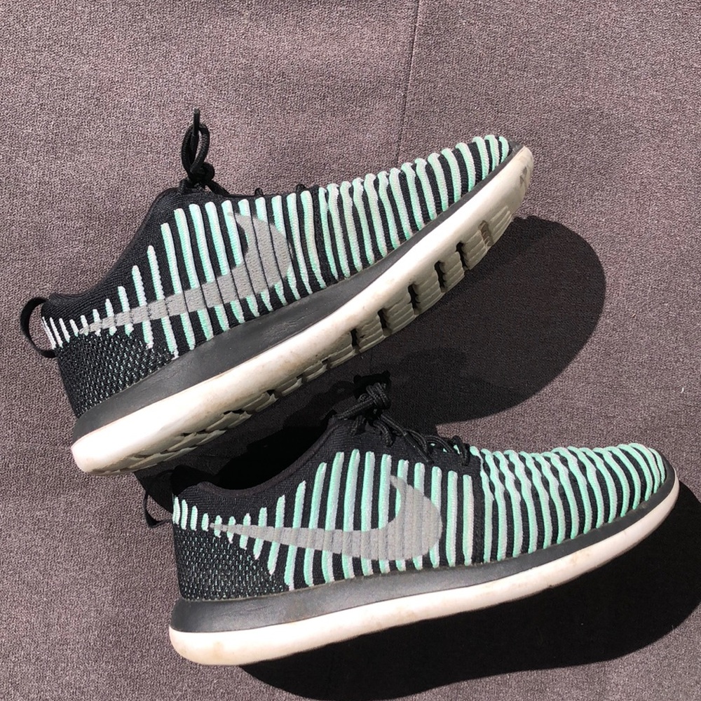 Nike striped 6 1/2 youth 8.5 women